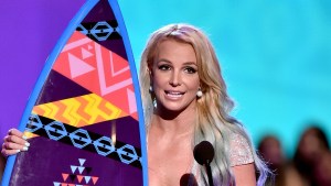Britney Spears y su escotazo sacudieron los “Teen Choice Awards 2015” (Fotos)