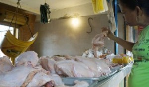 Vendedores en Anaco: Cada vez nos llegan menos pollos