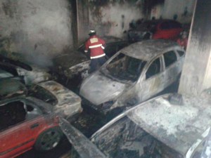 Incendio en taller de Caracas dejó 15 vehículos calcinados