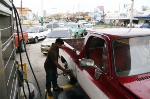 Venderán litro de gasolina hasta en Bs. 40 en la Guajira