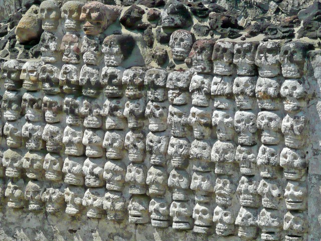 Descubren altar azteca con decenas de cráneos en el centro de Ciudad de México