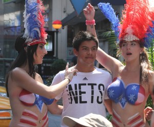Venezolanas posan “desnuditas” en el Time Square de Nueva York y ganan $300 diarios (FOTOS)