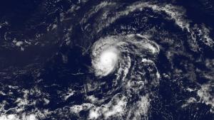 Kate se convierte en huracán en el Atlántico sin peligro para costas
