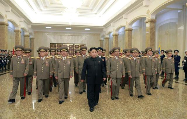 Foto:  líder de Corea del Norte, Kim Jong-un, a su llegada al Palacio del Sol en Pionyang  / EFE