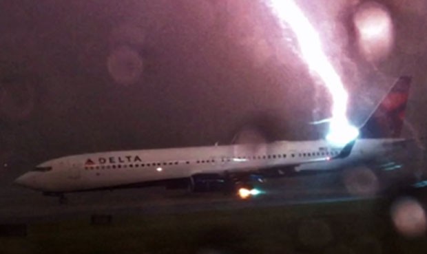 Impresionante: Rayo impacta a un avión en aeropuerto de Atlanta (Video)