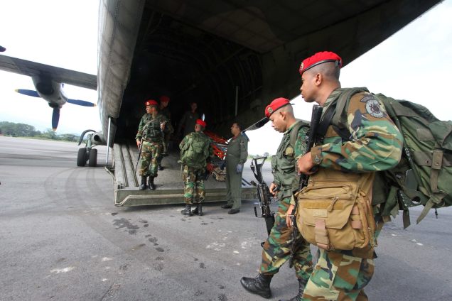 CAR12 LA FRIA (VENEZUELA) 21/8/2015 - Miembros de la Guardia Nacional Bolivariana de Venezuela (GNB) descienden de un avión hoy, viernes 21 de agosto del 2015, en la localidad de La Fría (Venezuela). Venezuela estudia nuevas medidas para garantizar la seguridad en la frontera con Colombia, mientras continúa la búsqueda de los responsables del ataque a tres militares y un civil venezolanos. EFE / STR