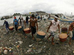 17 muertos y 14 desaparecidos en Filipinas por el paso del tifón Goni (Fotos)