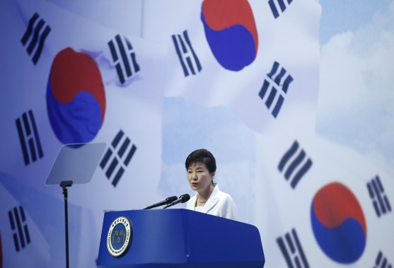 Foto: La presidenta de Corea del Sur Park Geun-hye durante una ceremonia en Seúl, Corea del Sur, el 15 de agosto de 2015. Corea del Sur disparó el jueves decenas de rondas de artillería hacia Corea del Norte, que a su vez había lanzado un proyectil contra un altoparlante surcoreano en la frontera cuando emitía mensajes de propaganda contra Pyongyang, dijo el Ministerio de Defensa en Seúl / Reuters