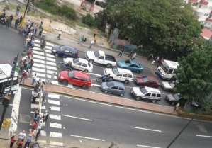 Exigen al gobierno viviendas y trancan accesos a Miraflores (Fotos)
