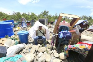 En Fotos: Así trasladan sus enseres los deportados por el Río Táchira