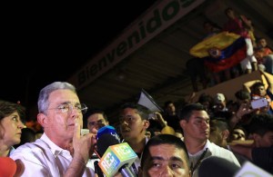 Uribe critica la reunión entre Santos y Maduro