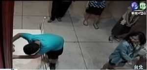 ¡OMG! Un niño tropieza en un museo y rompe un cuadro de 1,5 millones de dólares (Video)