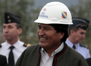 Evo Morales dice que escoltas lo atienden con cariño y por eso le amarran trenza de zapato