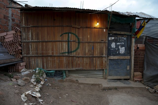 Una casa en San Antonio marcada con la D para ser demolida (Foto Reuters)