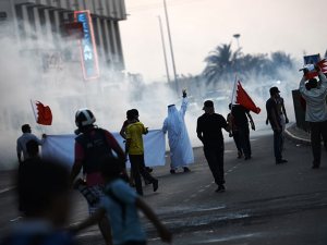 Explosión mata a un policía y hiere a siete personas en Bahréin