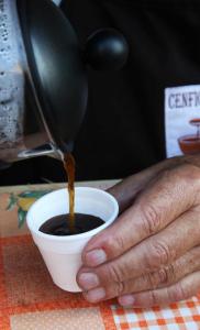 Perú celebra el día del café con feria alrededor de una cafetera de 4 metros