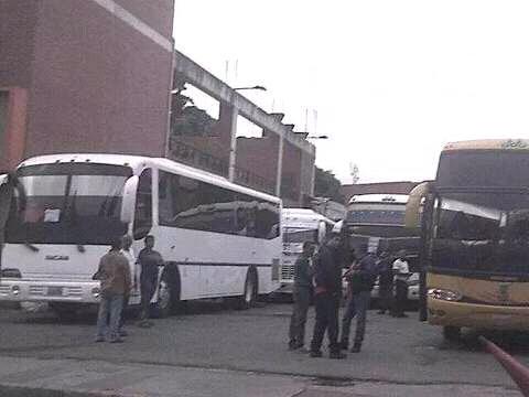 Comienzan a llegar los autobuses para marcha oficialista