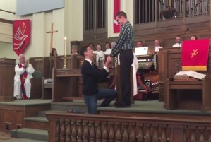 Hombre le pide matrimonio a su novio en una iglesia (Video)