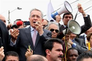 Uribe califica como “genocidio” expulsión masiva de colombianos por Venezuela