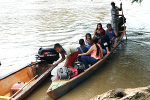 Venezolanos viajan en canoa para superar cierre fronterizo (Fotos)