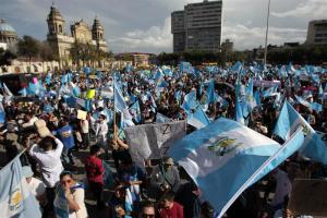 Guatemaltecos indignados vuelven a la calle a exigir renuncia de presidente