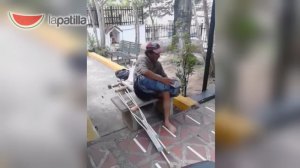 Pillan a falso discapacitado pidiendo limosna en una plaza (video)