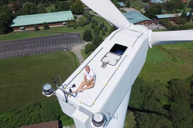 Monje que toma sol sobre turbina eólica fue descubierto por un dron (video)