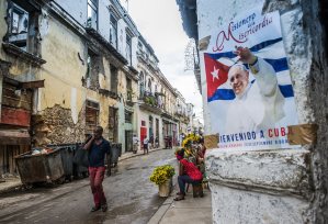 Católicos y santeros cubanos honran a la Virgen, a la espera del Papa