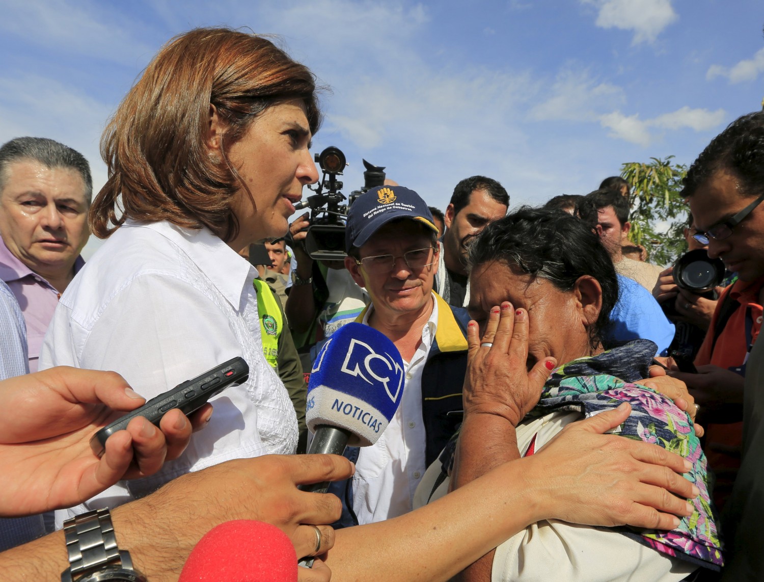 Holguín promete a los deportados que les ayudará a construir una nueva vida
