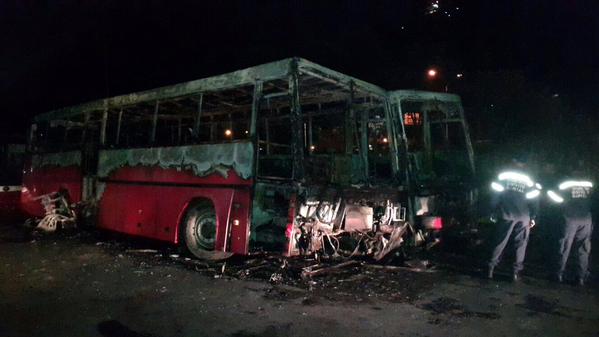 El Troudi denuncia terrorismo tras incendio de dos autobuses en el Terminal de Oriente (Fotos)