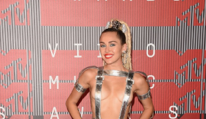 Miley Cyrus llegó a la alfombra de MTV Video Music Awards con diamantes guindando en sus nalgas (Foto)
