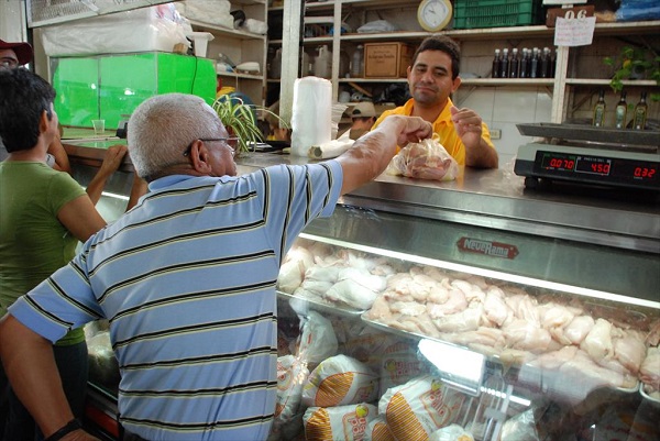Hasta 400 bolívares por un kilo de pollo en mercado La Candelaria en Valencia