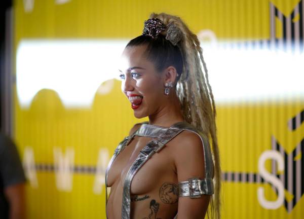 Show host Miley Cyrus arrives at the 2015 MTV Video Music Awards in Los Angeles, California August 30, 2015.  REUTERS/Mario Anzuoni