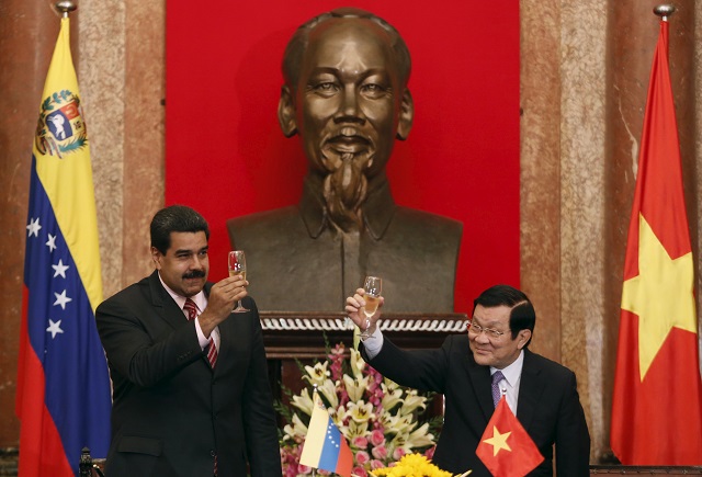 Venezuela's President Nicolas Maduro and his Vietnamese counterpart Truong Tan Sang raise the toast after a signing ceremony at the Presidential Palace in Hanoi, Vietnam