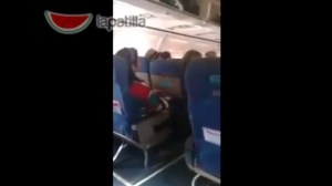 Mujer se sorprende por cobro de diez dólares a venezolanos antes de salir del avión en Aruba (Video)