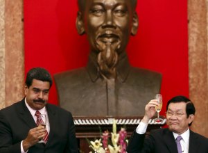 Maduro emprende desesperada gira en busca de dinero