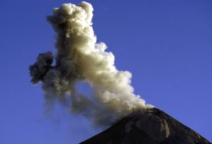 Volcán de Fuego de Guatemala erupciona por décimo cuarta vez en 2015
