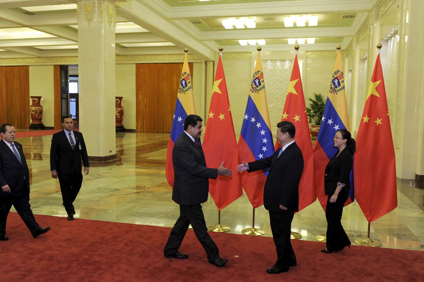 Maduro se acerca más a China en plena crisis fronteriza con Colombia