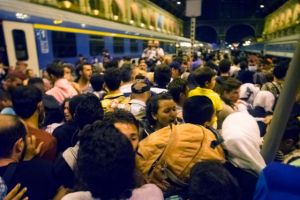 Hungría cierra estación de tren para evitar salida de migrantes