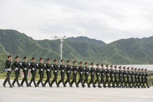 China alista a halcones y macacos para desfile militar