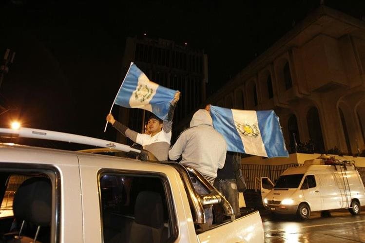 Guatemaltecos salen a la calle a celebrar la dimisión de Pérez Molina (Fotos)