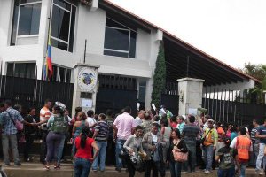 Colombianos acuden al Consulado de San Antonio en busca de documento que les permita identificarse