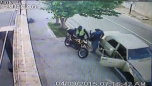 VIDEO: Insólito atraco a un motorizado frente a empresa de vigilancia (Solo en Venezuela)
