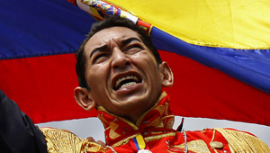 Un “cara de Chávez”, interpretando a Bolívar, protesta contra Maduro desde Colombia (FOTO)