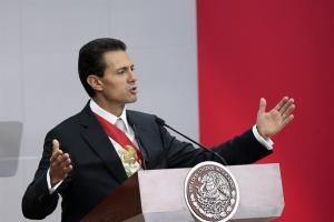Presidente de México habría plagiado textos de varios autores para su tesis