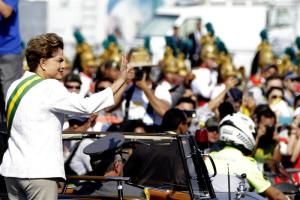 Rousseff asegura enfrentar crisis política y económica