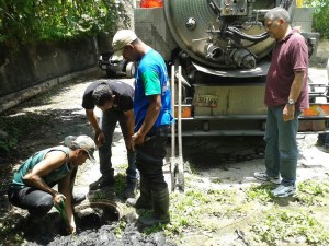 La falta de mantenimiento del sistema colector de aguas servidas colapsa las calles de Baruta