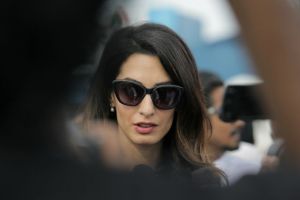 Esposa de George Clooney va a las Maldivas para defender a expresidente preso (Fotos)