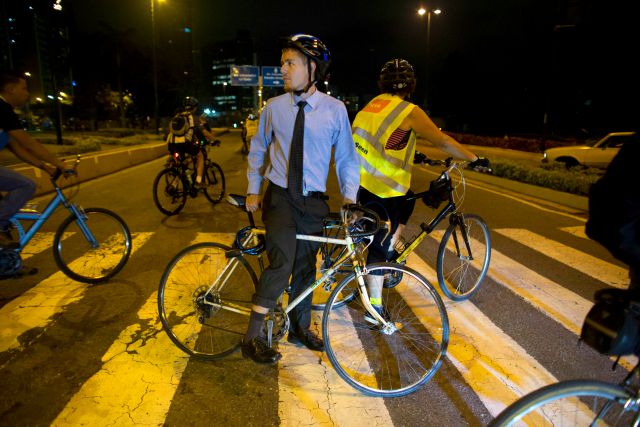 Bicicletas se abren paso en el endemoniado tráfico de Caracas