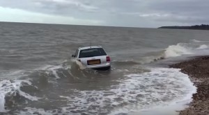 Dejó el carro mal estacionado en la playa y el mar se “lo comió” (Video)